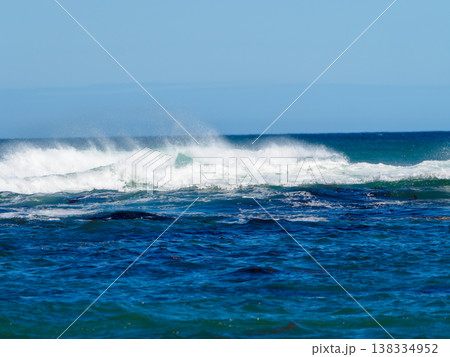 波が風で流れる 138334952