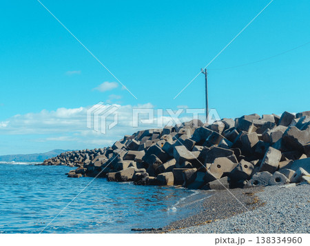 テトラポッドと浜 138334960