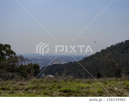 春霞に覆われた街の風景 春霞に覆われた街の風景 138334982