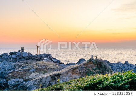 朝焼けした春の龍蛇神社　長崎県壱岐市 138335057