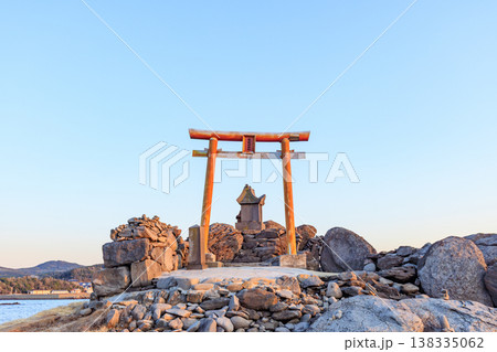 朝焼けした春の龍蛇神社　長崎県壱岐市 138335062