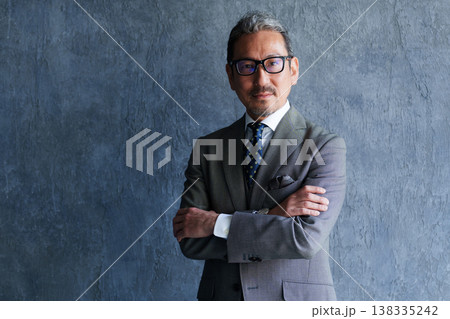 50代　中高年　ビジネスパーソン　ポートレート 138335242