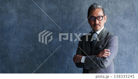 50代　中高年　ビジネスパーソン　ポートレート 138335245