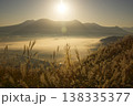 阿蘇のカルデラに広がる雲海と阿蘇五岳 138335377
