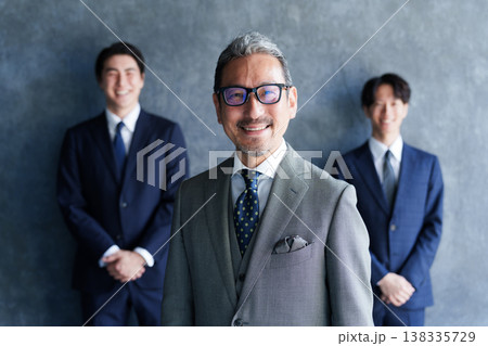 ビジネスパーソン　グループ　ポートレート 138335729
