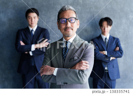 ビジネスパーソン　グループ　ポートレート 138335741