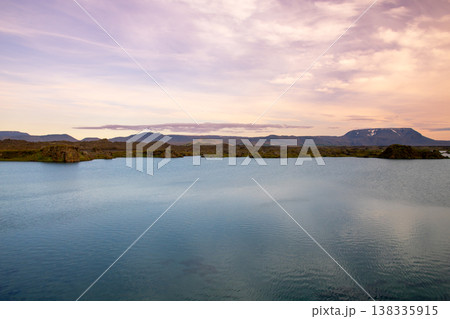 北欧の島国アイスランド共和国北部　偽クレーターがあることでも知られる火山湖ミーヴァトン湖の夕景 138335915