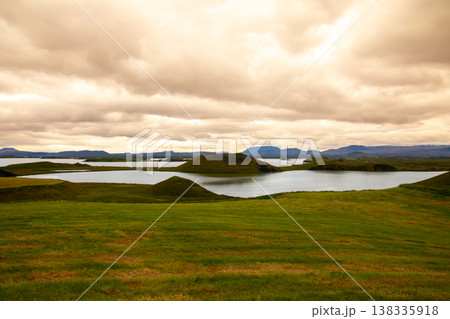北欧の島国アイスランド共和国北部　偽クレーターがあることでも知られる火山湖ミーヴァトン湖の夕景 138335918