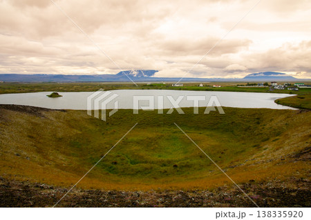 北欧の島国アイスランド共和国北部 偽クレーターがあることでも知られる火山湖ミーヴァトン湖の夕景 北欧の島国アイスランド共和国北部 偽クレーターがあることでも知られる火山湖ミーヴァトン湖の夕景 138335920