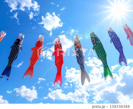 青空を泳ぐ色鮮やかな鯉のぼりと輝く太陽 下から見上げた端午の節句の風景 138336388