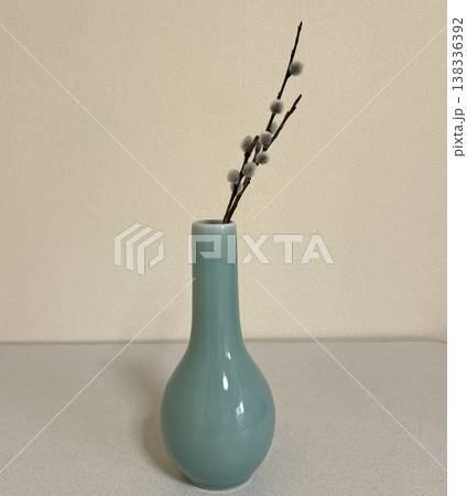 花瓶に生けたネコヤナギ 花瓶に生けたネコヤナギ 138336392