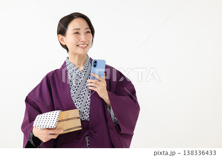 浴衣姿でスマホを持つ女性 浴衣姿でスマホを持つ女性 138336433