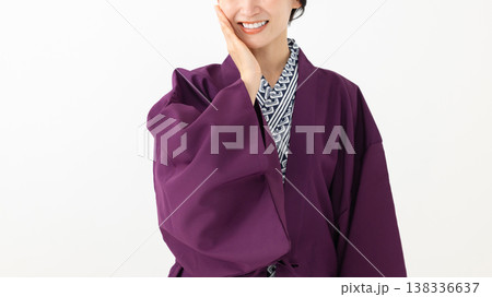 湯上がりで火照った女性 湯上がりで火照った女性 138336637