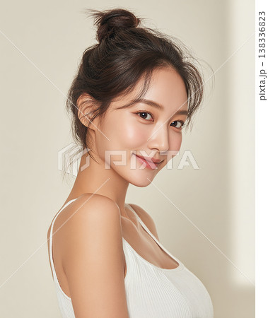 美肌と笑顔が際立つ女性のビューティーショット（スキンケア・ヘアケア） 138336823
