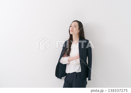 ジャケットをかけたロングヘアの女性 138337275