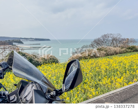 海と菜の花畑を望むバイクツーリング風景 138337278