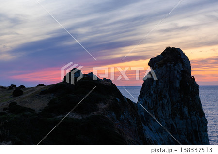 夕焼けと猿岩　長崎県壱岐市 138337513