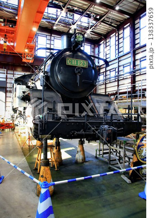 検修庫で分解整備中の蒸気機関車『C11-123』の【ボイラー】と【シャーシ】 検修庫で分解整備中の蒸気機関車『C11-123』の【ボイラー】と【シャーシ】 138337659