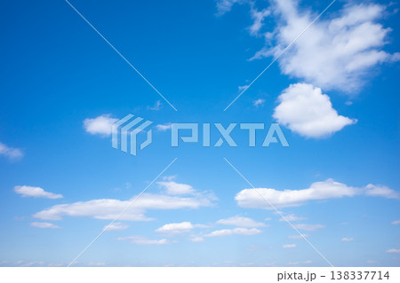 雲の多い春の青空 a-1 雲の多い春の青空 a-1 138337714