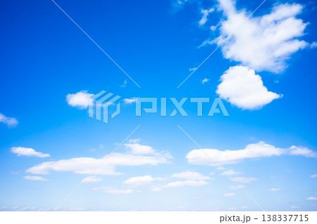 雲の多い春の青空　a-2 高彩度コントラスト 138337715