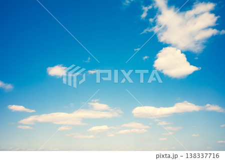 雲の多い春の青空　a-3 暖色寒色強調 138337716