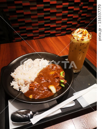 喫茶店のポークカレーとアイスキャラメルラテ 138337770