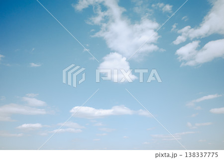 雲の多い春の青空 b-4 フィルム調 雲の多い春の青空 b-4 フィルム調 138337775