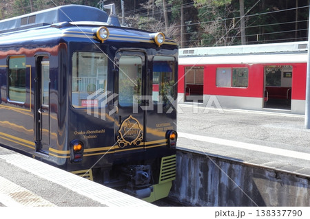 吉野駅に停車中の観光特急 青のシンフォニーと普通列車（奈良県吉野町） 138337790