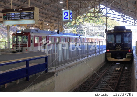 吉野駅に停車中の観光特急 青のシンフォニーと反転フラップ式案内表示機 138337793