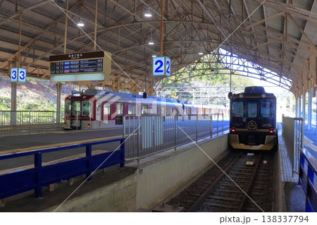 吉野駅に停車中の観光特急 青のシンフォニーと反転フラップ式案内表示機 吉野駅に停車中の観光特急 青のシンフォニーと反転フラップ式案内表示機 138337794