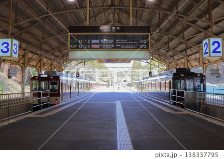 吉野駅の反転フラップ式案内表示機（パタパタ表示機）と青のシンフォニー 138337795