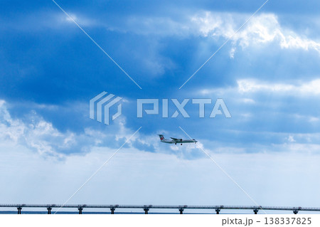 瀬長島から那覇空港に着陸する飛行機を眺望 瀬長島から那覇空港に着陸する飛行機を眺望 138337825