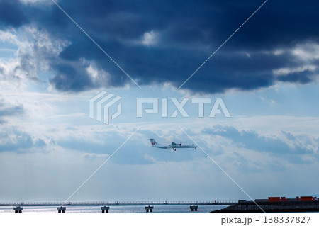瀬長島から那覇空港に着陸する飛行機を眺望 138337827