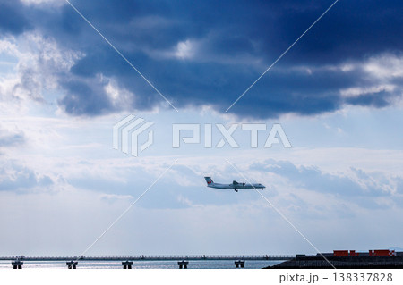 瀬長島から那覇空港に着陸する飛行機を眺望 瀬長島から那覇空港に着陸する飛行機を眺望 138337828