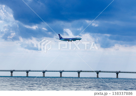 瀬長島から那覇空港に着陸する飛行機を眺望 瀬長島から那覇空港に着陸する飛行機を眺望 138337886