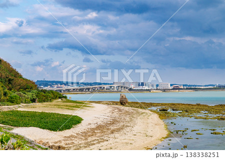 沖縄県 瀬長島ビーチから望む風景 沖縄県 瀬長島ビーチから望む風景 138338251