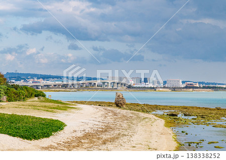 沖縄県　瀬長島ビーチから望む風景 138338252