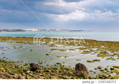 沖縄県　瀬長島ビーチから望む風景 138338253