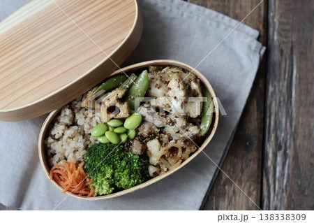 マスタードチキンとたっぷり野菜の500キロカロリー以下のヘルシー弁当 マスタードチキンとたっぷり野菜の500キロカロリー以下のヘルシー弁当 138338309