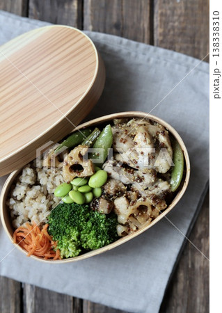 マスタードチキンとたっぷり野菜の500キロカロリー以下のヘルシー弁当 マスタードチキンとたっぷり野菜の500キロカロリー以下のヘルシー弁当 138338310