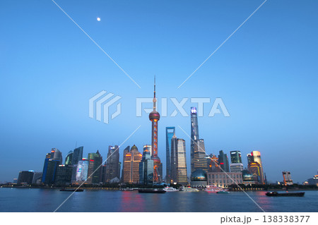 上海　浦東地区の夜景 138338377