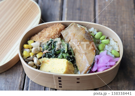鰤の照り焼きと枝豆塩昆布ごはんの和食弁当 138338441