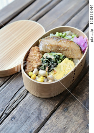 鰤の照り焼きと枝豆塩昆布ごはんの和食弁当 138338444