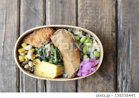 鰤の照り焼きと枝豆塩昆布ごはんの和食弁当 鰤の照り焼きと枝豆塩昆布ごはんの和食弁当 138338445