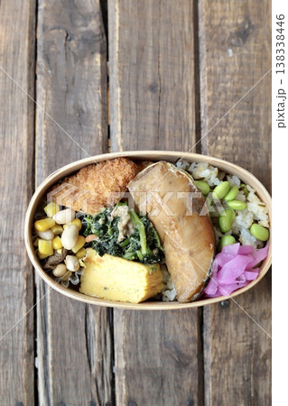鰤の照り焼きと枝豆塩昆布ごはんの和食弁当 鰤の照り焼きと枝豆塩昆布ごはんの和食弁当 138338446