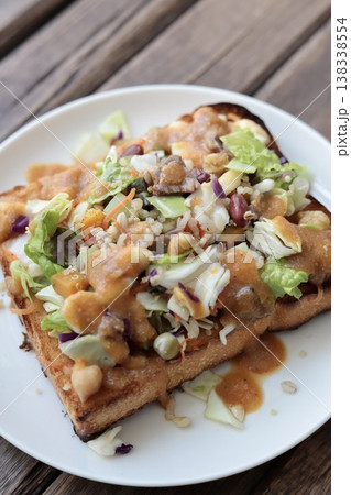 味噌ドレッシングで食べるチョップドサラダを乗せたトースト 138338554