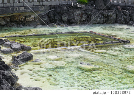 草津温泉　湯畑　将軍御汲上の湯枠（群馬県吾妻郡草津町） 138338972