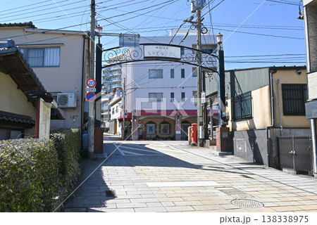 【大分県別府市】鉄輪温泉　いでゆ坂と入口のアーチ門 138338975