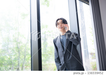 電話対応をする若い男性ビジネスマンの信頼感ある営業や連絡の相談などの顧客対応、サポート 138339452