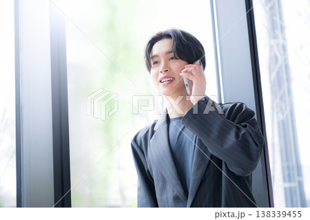 電話対応をする若い男性ビジネスマンの信頼感ある営業や連絡の相談などの顧客対応、サポート 138339455